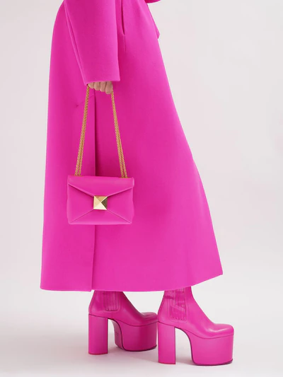 Read more about the article Head-to-toe Hot Pink Outfits are Taking Over Roads & Fashion Shows!