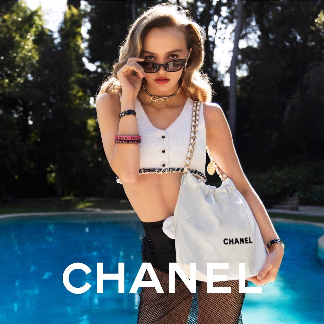 Read more about the article Chanel 22 Bag: The Hottest Accessory of the Season or a Passing Craze?