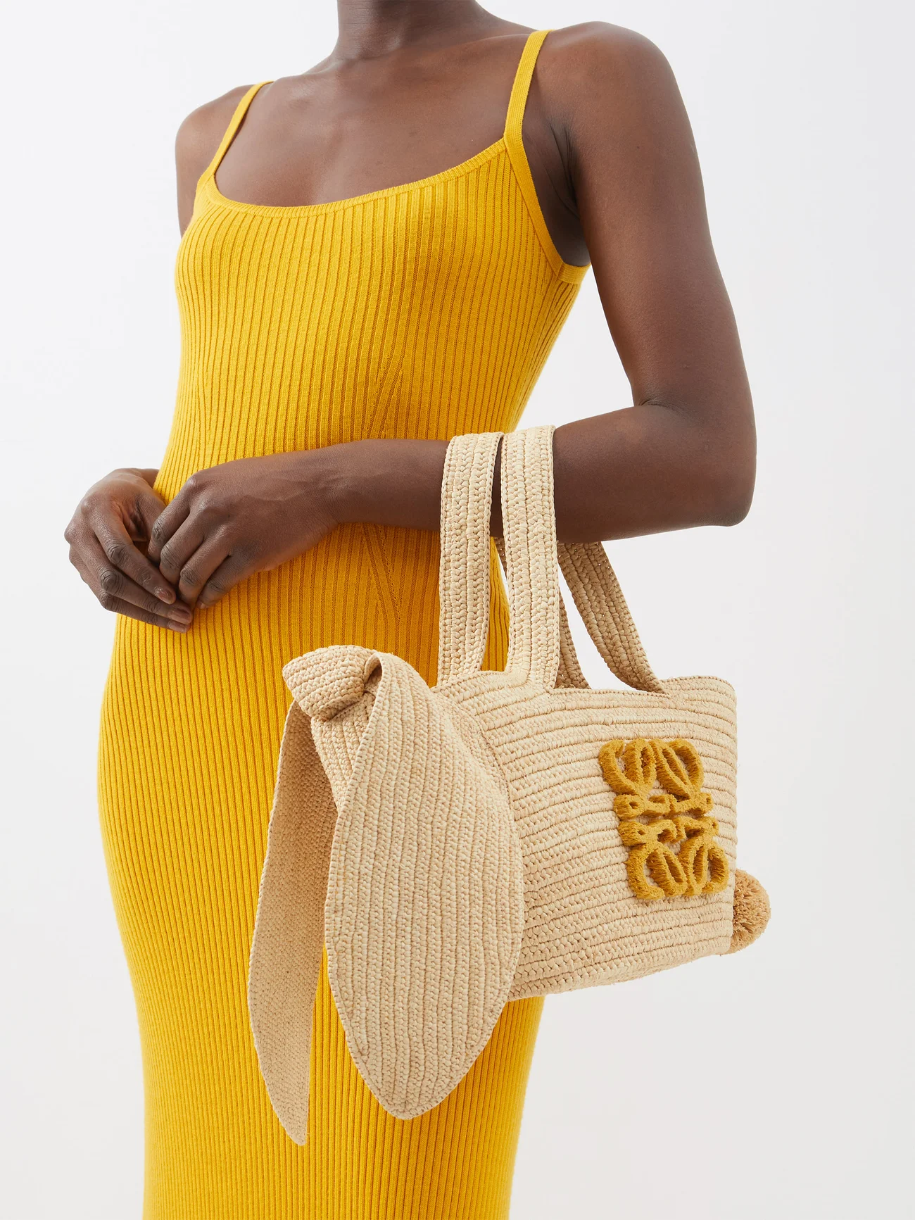 Read more about the article 3 Tempting Reasons To Tote With Loewe Basket Bag For a Blissful Vacation!