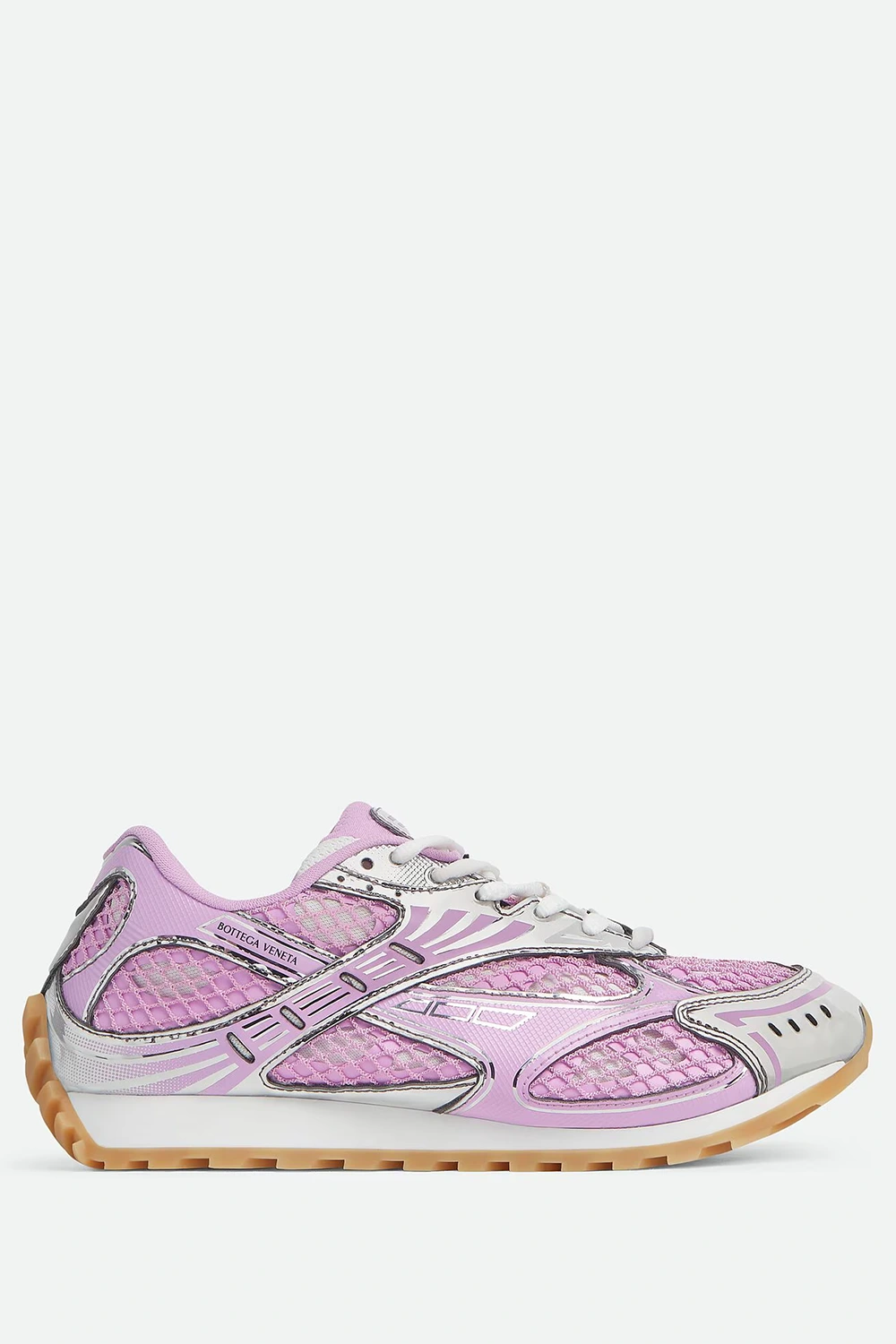 Runner sneaker in lightweight technical fabric and mesh.
Color: Gloss/silve