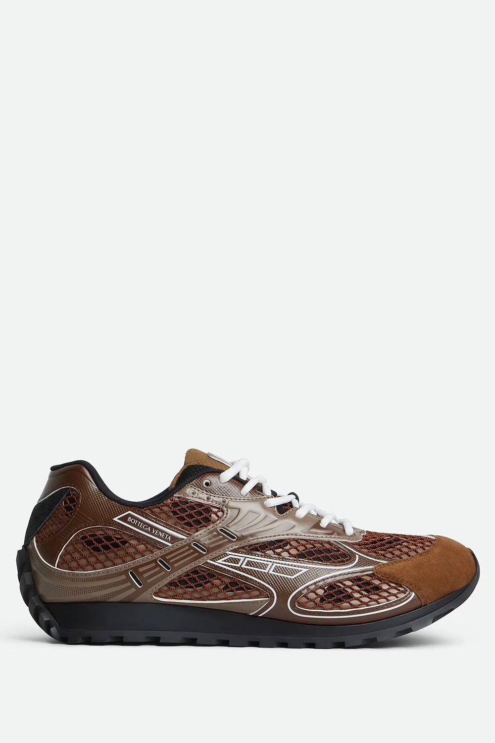 Runner sneaker in lightweight technical fabric, suede and mesh.
Color: Star anise/pinecone